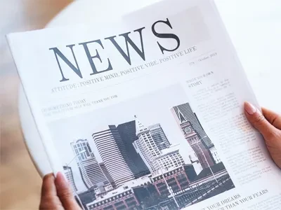 Elevenes skolesekker er dekorert med reflekterende ornamenter for å beskytte ...