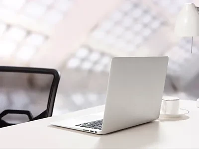 Trafikkpoliti som bruker sikkerhetsrefleksvest undersøker 56 ulovlige parkeri...