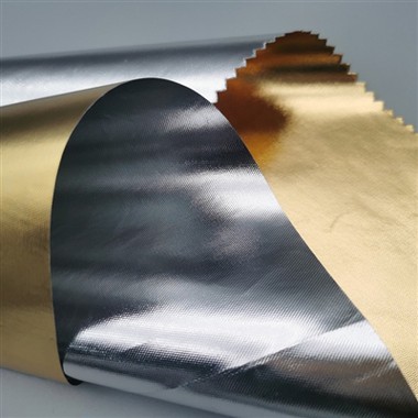 Kunstneren resirkulerer reflekterende materialer for å lage nostalgiske og ro...