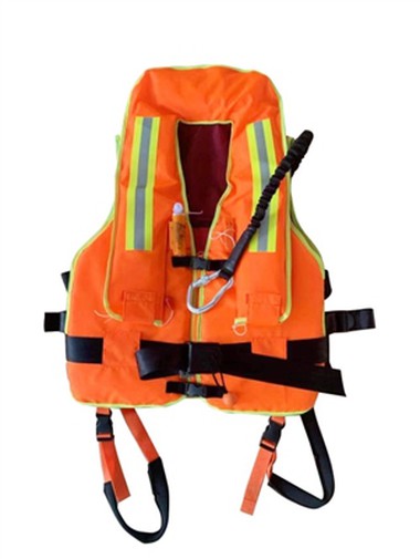 Den riktige måten å bruke redningsvest på, tauet må bindes godt til låret!