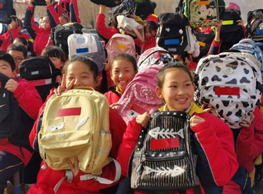 Bær ut reflekterende skolesekker inn på campus for å lyse opp reiseveiaktivit...