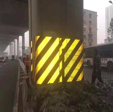 Reflekterende regnfrakk materiale Lys reflekterende linje på regnfull natt,