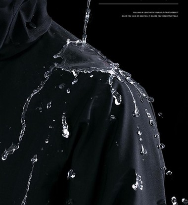 Reflekterende regnfrakk kombinerer stil og sikkerhet