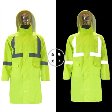 Trafikkpolitiets reflekterende regnfrakk beskytter deg og meg