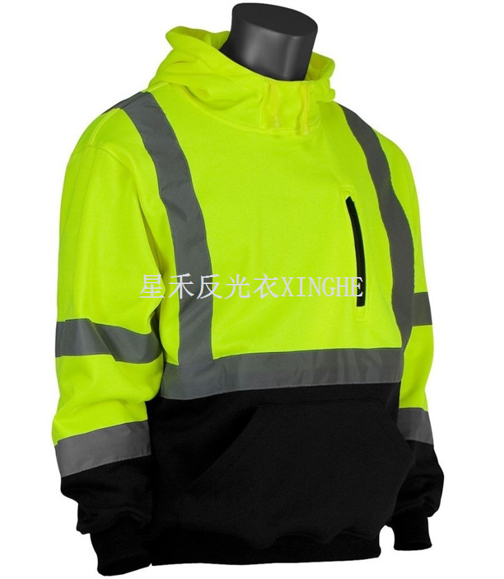 Reflekterende genser med hette i sort bunn