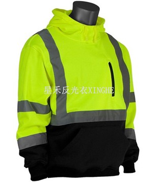 Reflekterende genser med hette i sort bunn