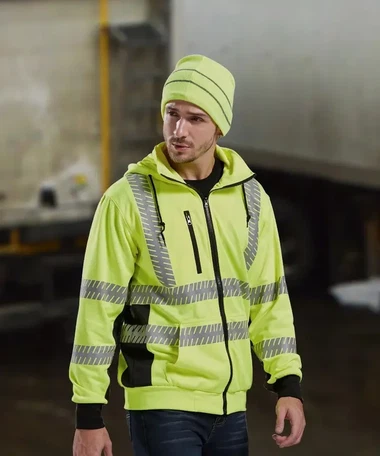 Hvis refleksvest tørkes utendørs i solen, vil det påvirke fargen?